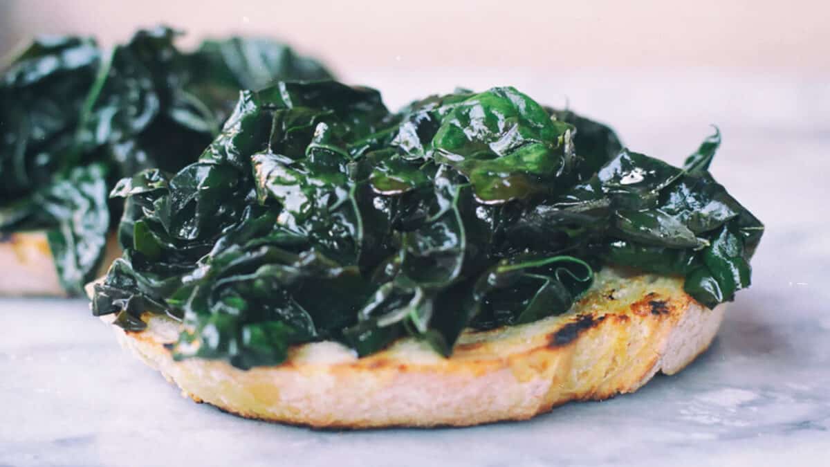 Sua Maesta' il Crostino di cavolo nero con olio evoo 2 Sua Maesta' il Crostino di cavolo nero con olio evoo 2